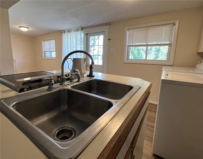 Building Photo - 404 Perry St