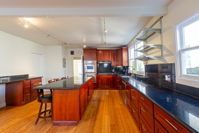 Building Photo - 1030 Ulloa St