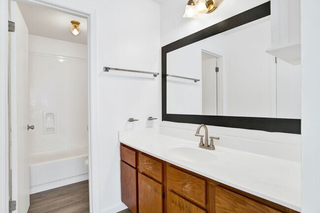 Building Photo - Spacious 2 Bed/2.5 Bath Townhome in POOL CONDO COMPLEX!