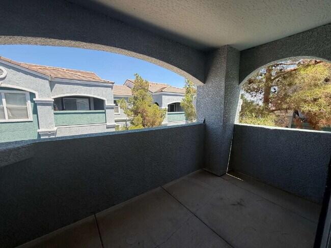 Building Photo - 2 Bed 2 Bath Condo - 3rd Floor - Check out the Views!