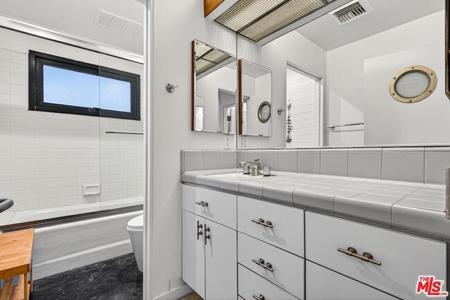 Building Photo - 11 Voyage St