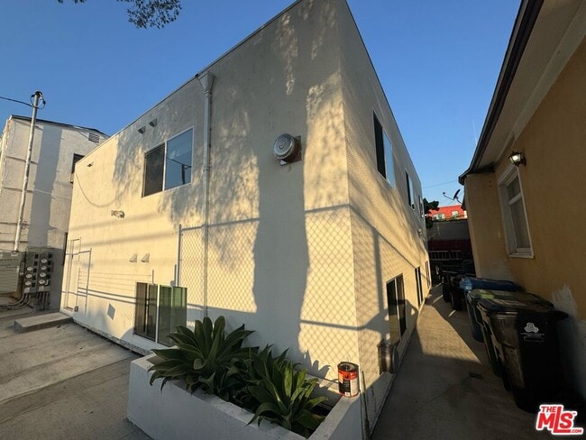Building Photo - 3519 1/2 Denker Ave