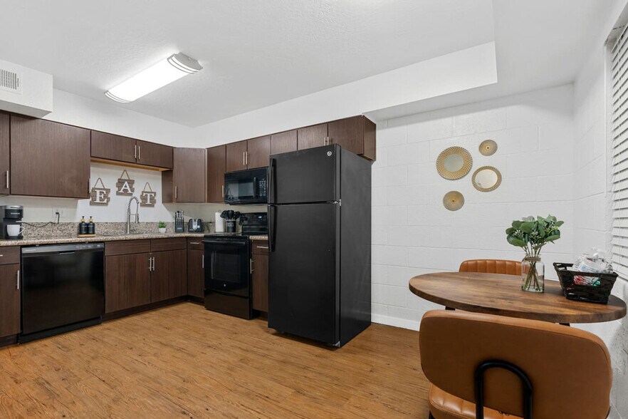 Building Photo - 109 E Broadway Rd