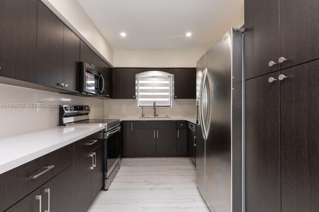 Building Photo - 5641 SW 67th Ave