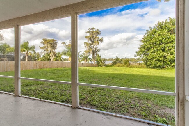 Building Photo - Beautiful Lake front home in West Kissimmee