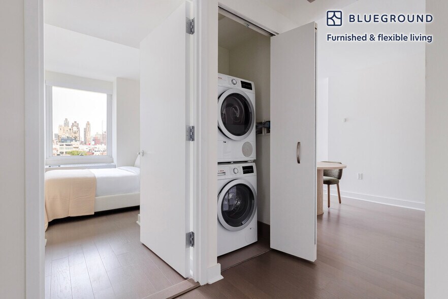 Building Photo - 450 W 42nd St