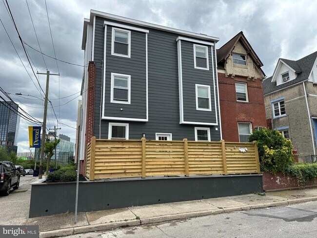 Building Photo - 256 N 32nd St