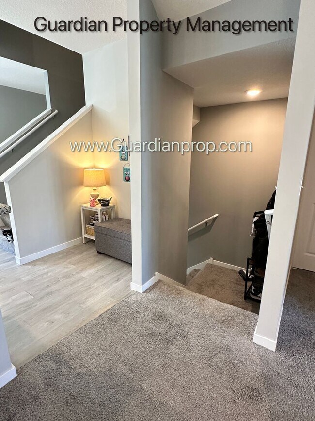 Building Photo - Champlin Town Home, Fireplace, 2 Car Garag...