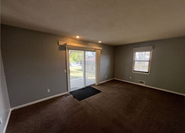 Building Photo - Cozy 2-Bedroom Apartment with Convenient First-Floor Living