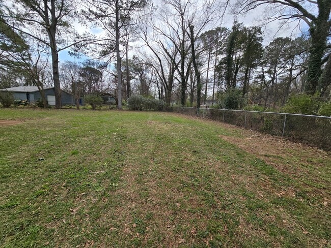 Building Photo - 4 Bedroom 2 Bathroom Home