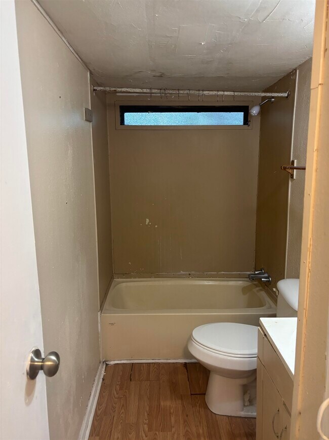 Building Photo - 206 Tropicaire St