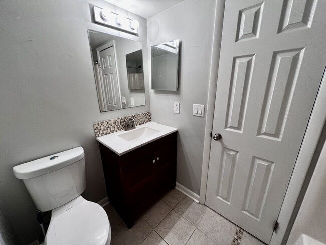 Building Photo - AMAZING 2 BED / 2 BATH CONDO – ONLY 8 BLOCKS FROM THE BEACH!