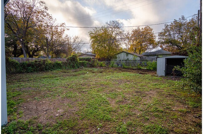 Building Photo - Convenient Home near Downtown's Heart