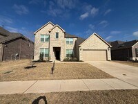 Building Photo - 5 Bedroom, Great Price!