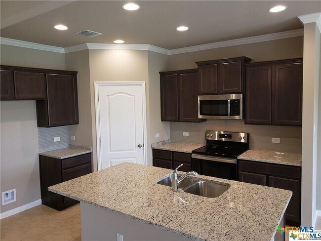 Building Photo - 6127 Fairburn