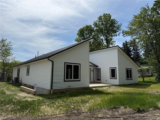 Building Photo - 3940 Ellendale Rd