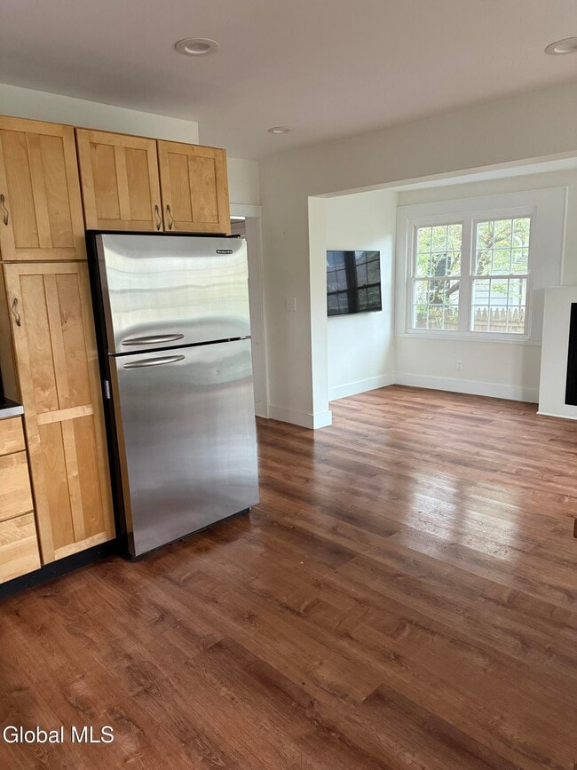 Building Photo - 60 Ash St