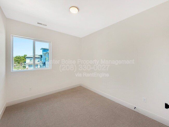 Building Photo - 373 E Lombard Ln