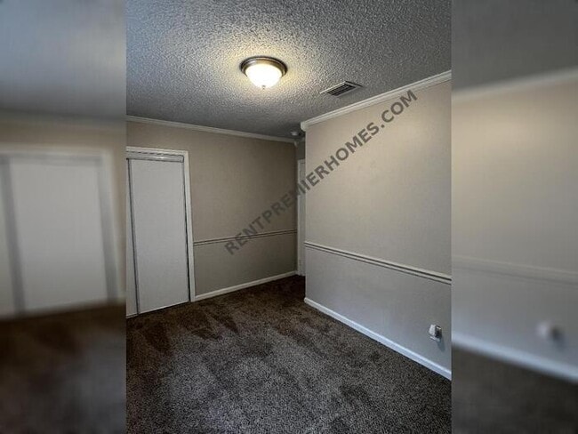 Building Photo - 6713 Navajo Trail