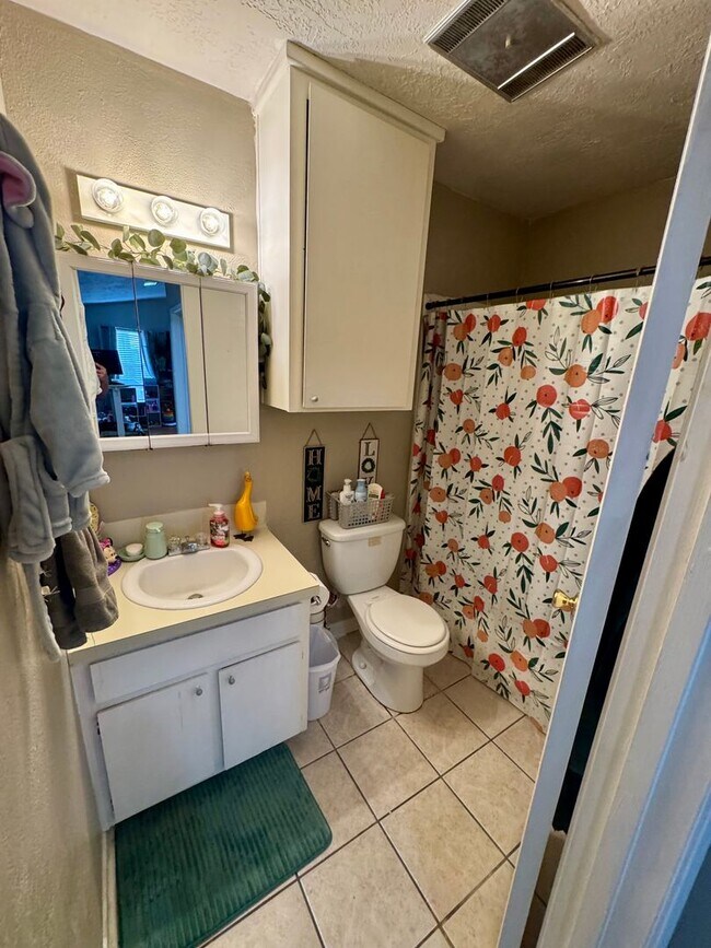 Building Photo - AUGUST PRE-LEASE!!!  3 Bedroom 2 Bathroom Duplex on Bus Route