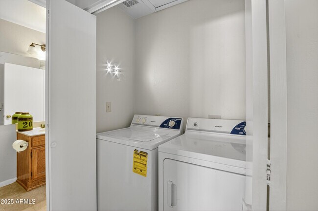 Building Photo - 930 N Mesa Dr