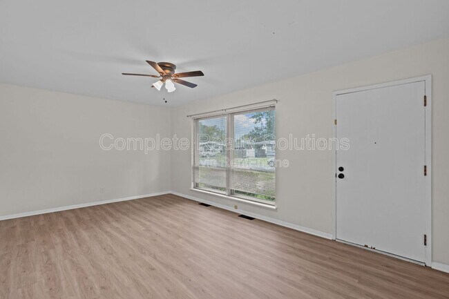 Building Photo - 560 Bardot Dr