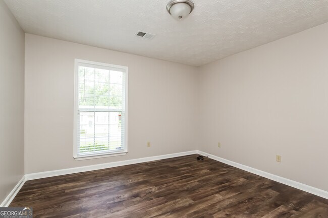 Building Photo - 8560 Glenwoods Dr