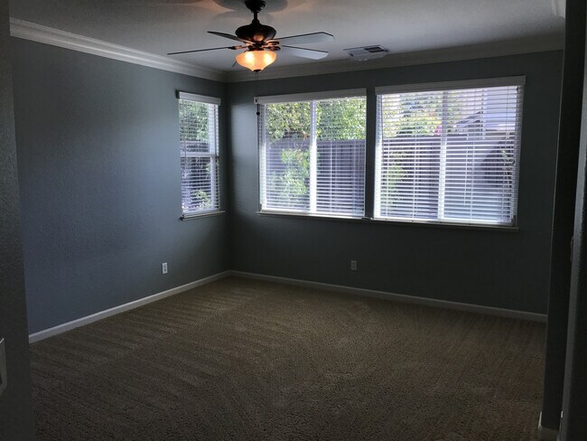 Building Photo - Beautiful Single Story, 3 Bedroom 2 Bath B...