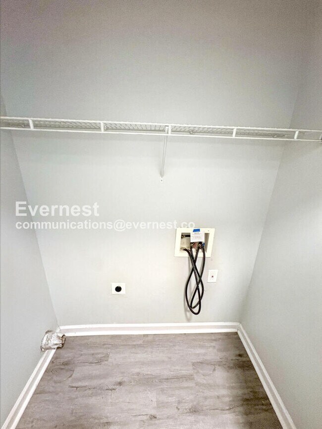 Building Photo - 4 Bed, 3 Bath Home with Off-Street Parking / Pet-Friendly / Coming Soon!