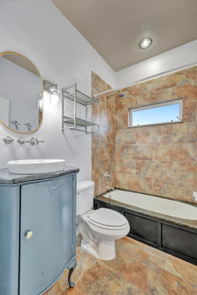 Building Photo - Beautiful 4 bed/ 2.5 bath Rental ~ Sarasota
