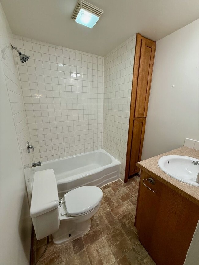 Building Photo - Spacious and Well-Equipped 3 Bed Spokane Home!!