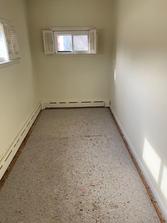 Building Photo - 935 S Queen St