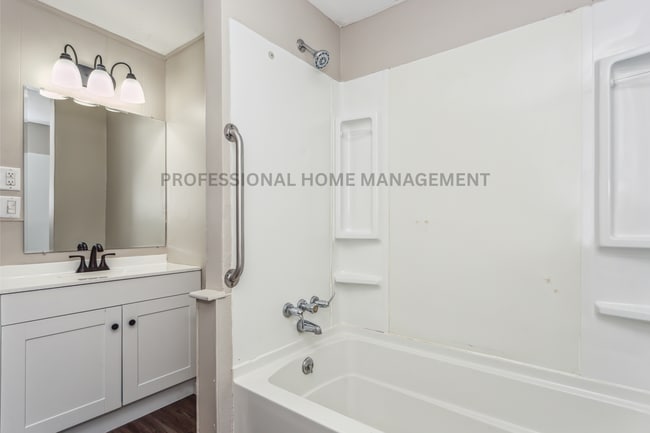 Building Photo - Beautifully updated 3 bedroom 1 1/2 bath h...