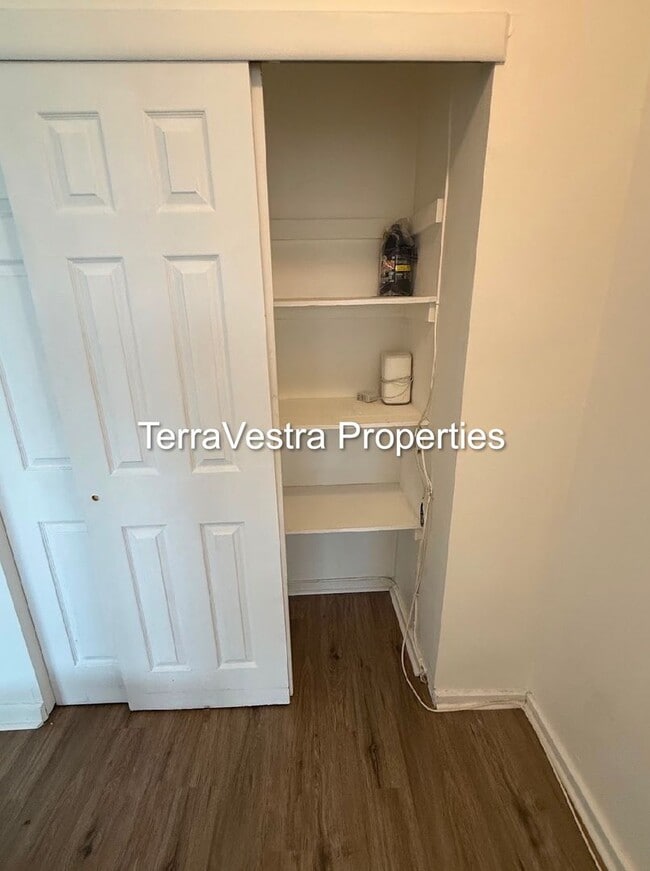 Building Photo - 1 Bed in Barclay Towers! Eligible for $500 Security deposit.