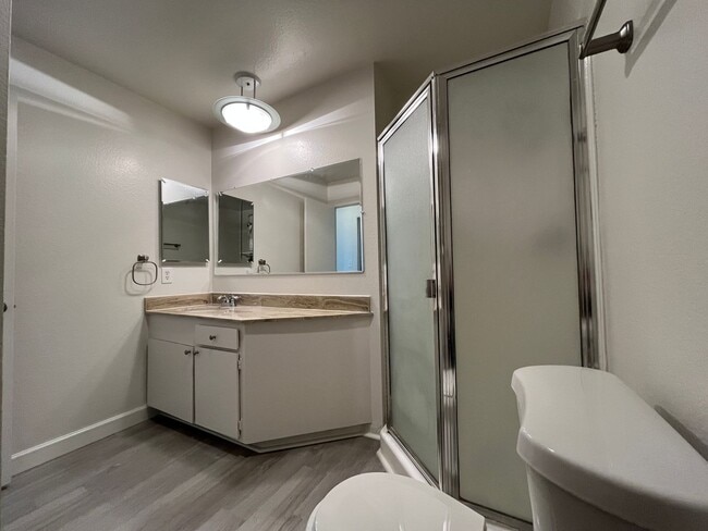 Building Photo - LOCATION! Move-in ready 2+2 w/parking, pool + balcony!