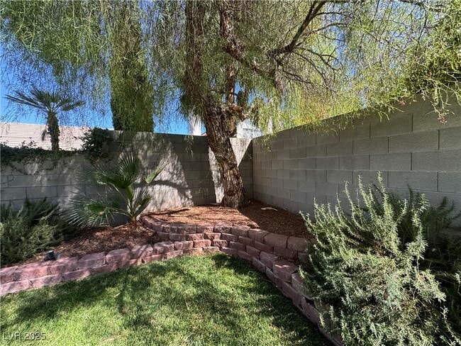 Building Photo - 2053 Smoketree Village Cir