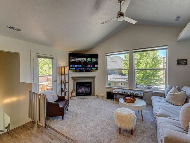 Building Photo - This modern Copper Ranch condo was fabulou...