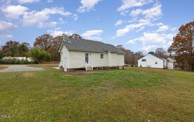 Building Photo - Beautifully Renovated Ranch on Spacious Lo...