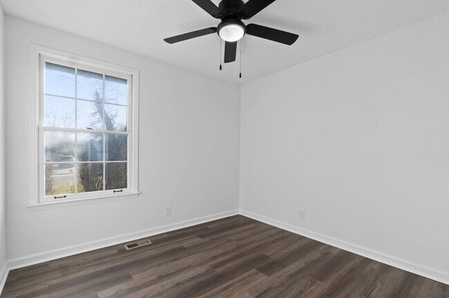 Building Photo - 3 Bedroom Dog Friendly Home For Rent!