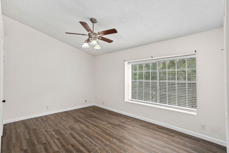 Building Photo - 9110 Chinon