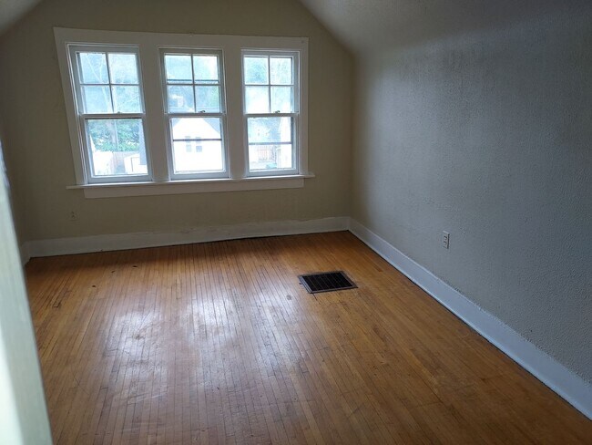 Building Photo - 318-320 Durnan St