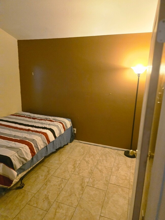 Building Photo - 1116 W 56th St