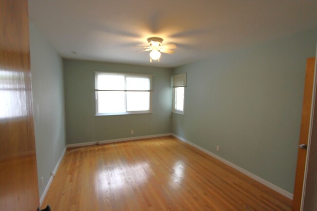 Building Photo - Epic REA - 1 Bedroom 1 Bath Condo in Pacif...