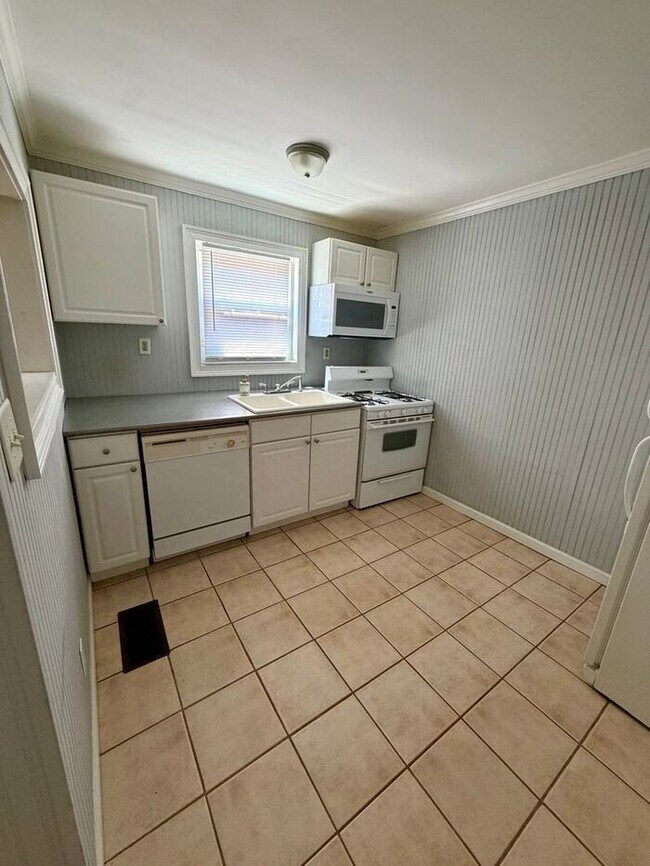 Building Photo - 1 BEDROOM 1 BATHROOM UNIT IN VIRGINIA HIGHLANDS!!!