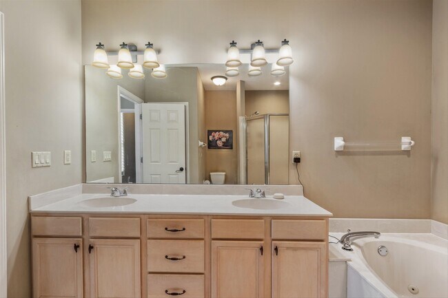 Building Photo - 948 River Breeze Dr