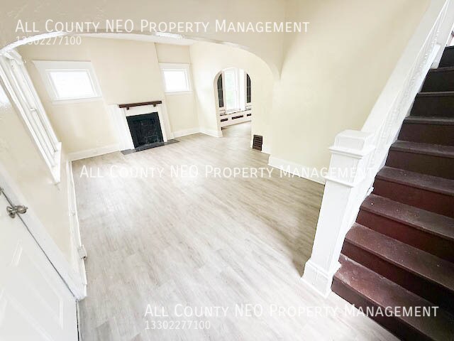 Building Photo - 1161 LaCroix Ave.-
