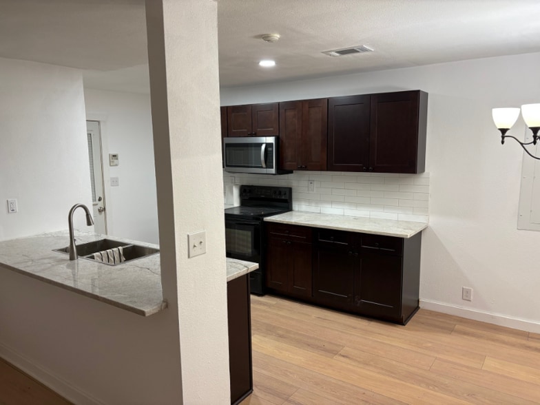 Building Photo - 801 Hillside Dr