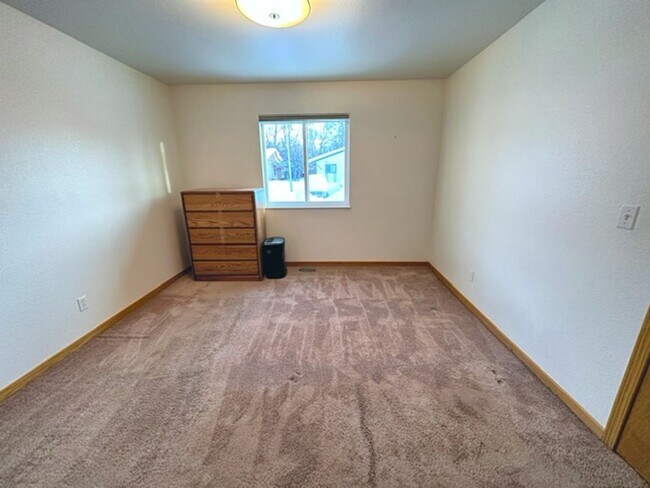 Building Photo - South Anchorage Home with Fenced in Yard & In Unit Laundry