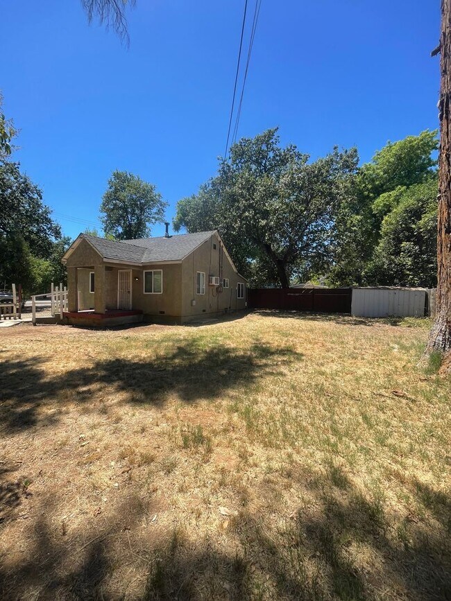 Building Photo - 2050 Branstetter Ln