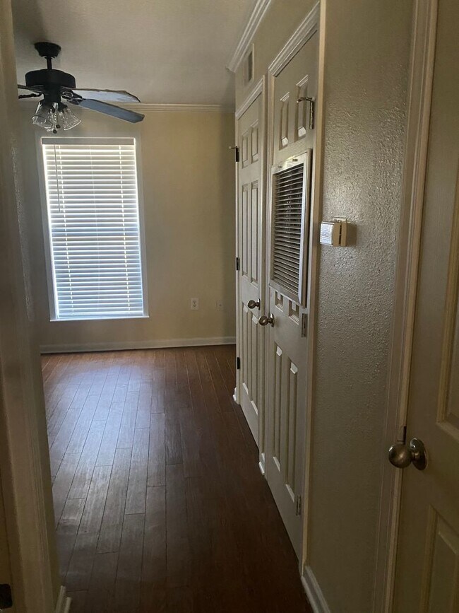 Building Photo - Beautiful Lake Plaza 1 Bedroom / 1 Bath Condo - Awesome Location